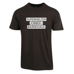 SUPERHELTER JOBBER I BARNEHAGE T-SHIRT